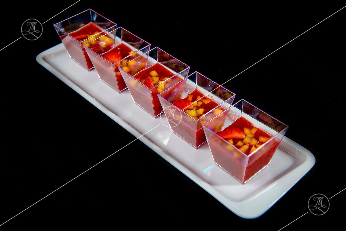 Гаспачо из клубники с кусочками манго