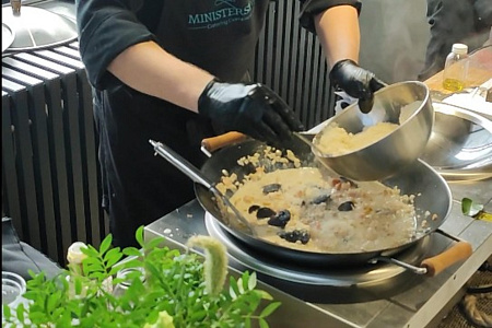 Фуршет на открытие салона на 300 персон