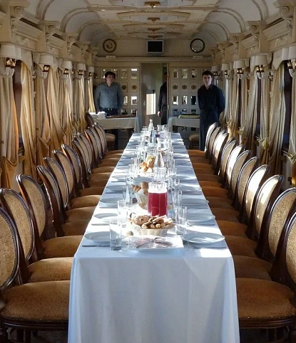 Банкетном вагоне поезда