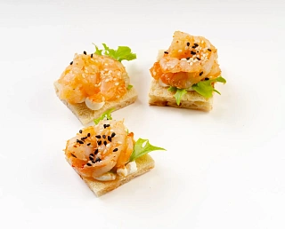 Брускетты с тигровой креветкой и кремом из анчоусов