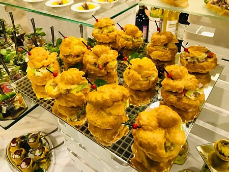 Фуршет на 8 марта в офисе компании АЕОН