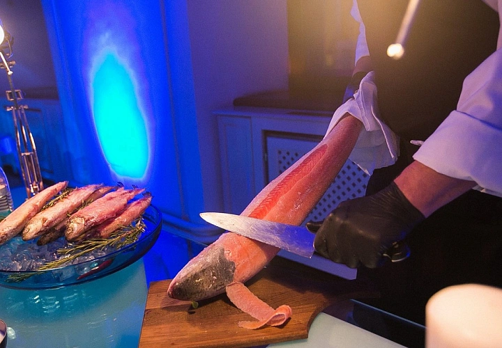 Станция со строганиной из северных рыб (фото 2)