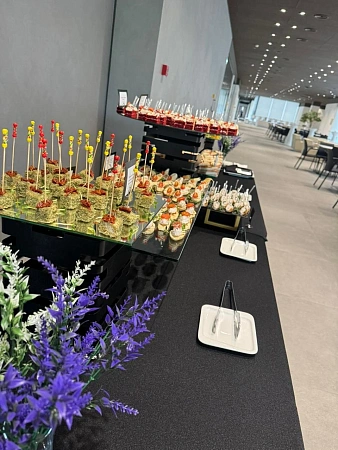 Кофе-брейки и фуршет на бизнес-мероприятие для 105 персон