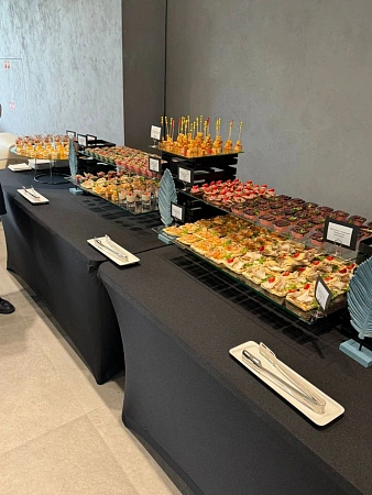 Кофе-брейки и фуршет на бизнес-мероприятие для 105 персон