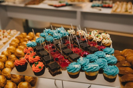 Новогодний кейтеринг на 2010 персон