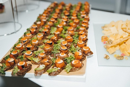 Новогодний кейтеринг на 2010 персон