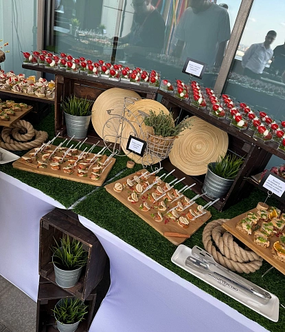 Фуршет и анимационные станции с ватой и мороженым для 150 персон R-Vision