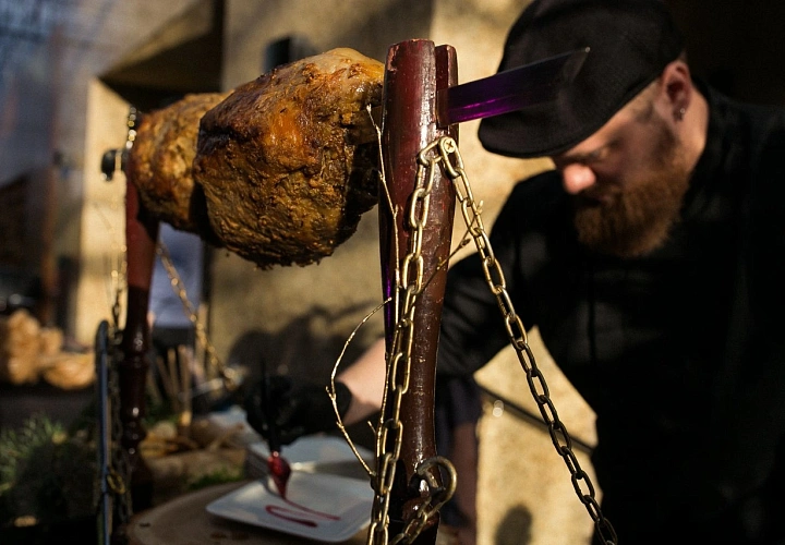 Станция "Меч Тамплиера" с запеченной бужениной и клюквенным соусом 