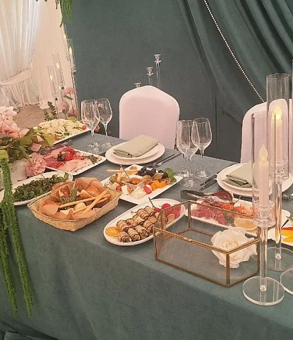 Свадебный банкет в шатре в Усадьбе Середниково на 44 персоны