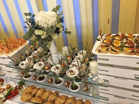 Фуршет в офисе на День строителя