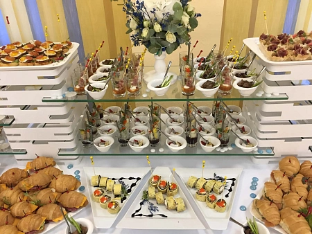 Фуршет в офисе на День строителя