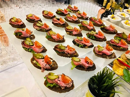 Фуршет на 8 марта в офисе компании АЕОН