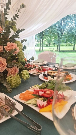 Свадебный банкет в шатре в Усадьбе Середниково на 44 персоны