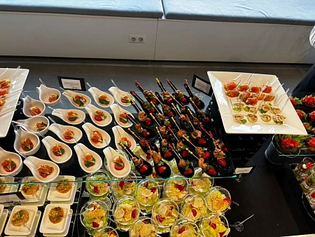 Кофе-брейки и фуршет на бизнес-мероприятие для 105 персон