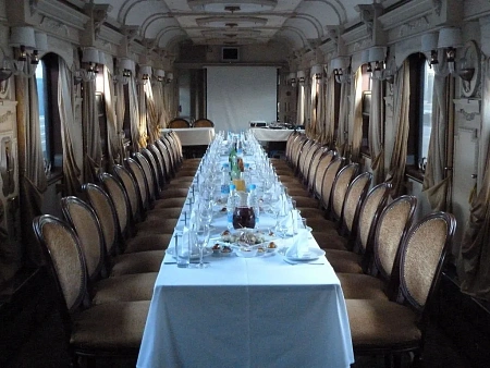 Банкетном вагоне поезда