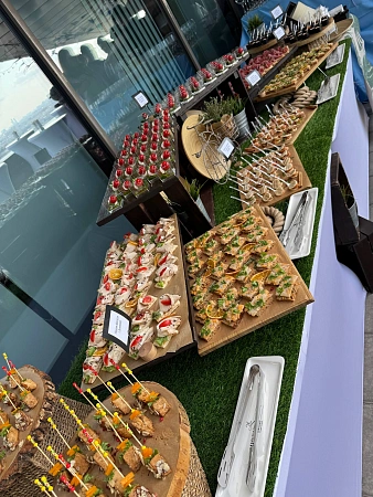 Фуршет и анимационные станции с ватой и мороженым для 150 персон R-Vision