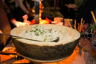 Станция с ризотто с белыми грибами, сыром пармезан и трюфельным маслом