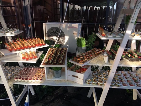Фуршет на открытой террасе офиса