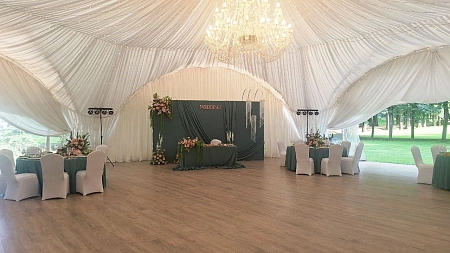 Свадебный банкет в шатре в Усадьбе Середниково на 44 персоны