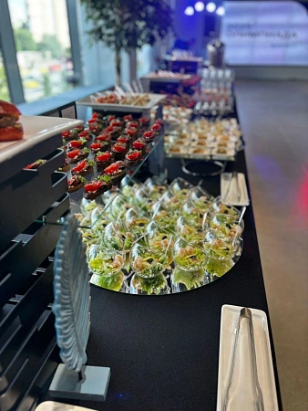 Кофе-брейки и фуршет на бизнес-мероприятие для 105 персон