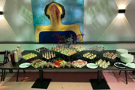 Доставка с обслуживанием на 13 персон