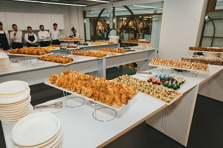 Новогодний кейтеринг на 2010 персон