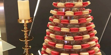 Пирамида из французских миндальных пирожных "Макарон"