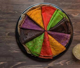 Квинтет цветов из тонких блинчиков с соусами