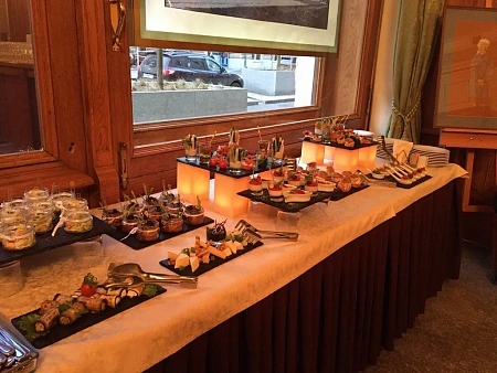 Новогодний фуршет в офисе банка