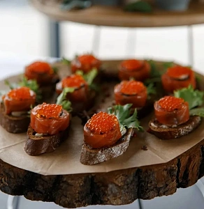 Ржаная брускетта с террином из лосося и красной икрой