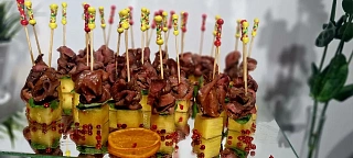 Ломтики говядины на обожженном ананасе