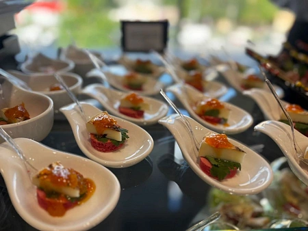 Кофе-брейки и фуршет на бизнес-мероприятие для 105 персон