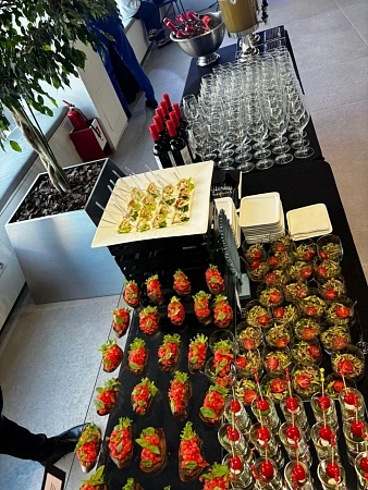 Кофе-брейки и фуршет на бизнес-мероприятие для 105 персон