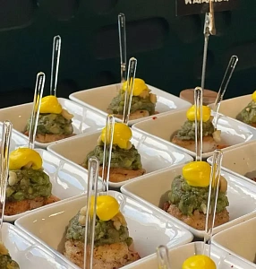 Канапе креветка с гуакамоле и арахисом