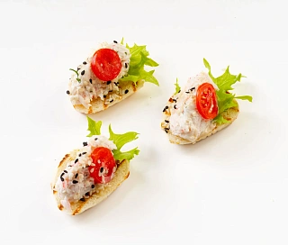 Брускетты со снежным крабом и соусом крем-чиз