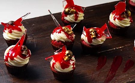 Десерт Кровавый капкейк с битым "стеклом" на Хэллоуин