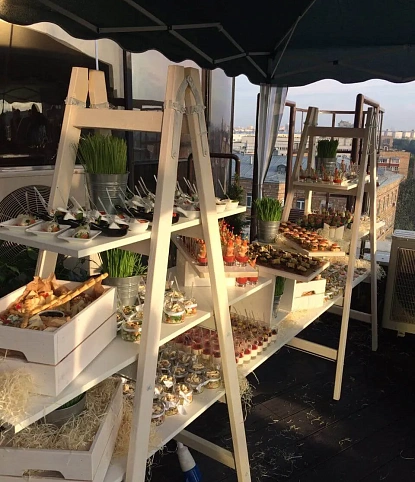 Фуршет на открытой террасе офиса