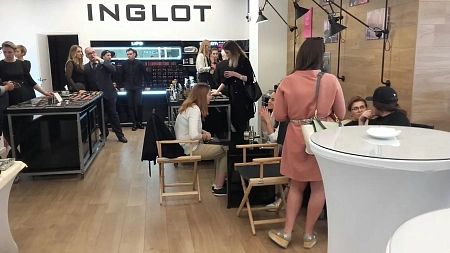 Фуршет для посетителей Inglot
