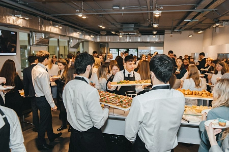 Новогодний кейтеринг на 2010 персон