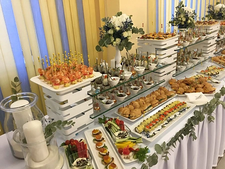 Фуршет в офисе на День строителя