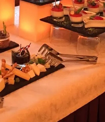 Новогодний фуршет в офисе банка