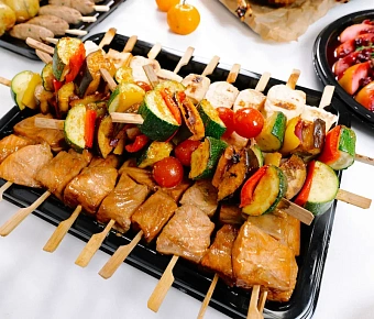 Набор шашлычков из лосося, масляной рыбы и овощей