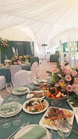 Свадебный банкет в шатре в Усадьбе Середниково на 44 персоны