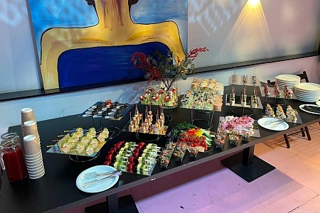 Доставка с обслуживанием на 13 персон