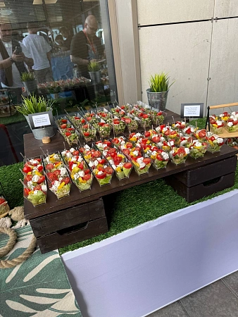 Фуршет и анимационные станции с ватой и мороженым для 150 персон R-Vision