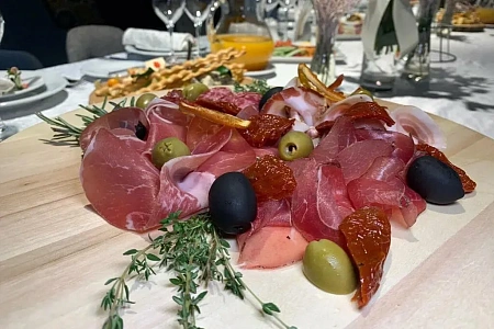 Свадебный банкет в лофте с декором