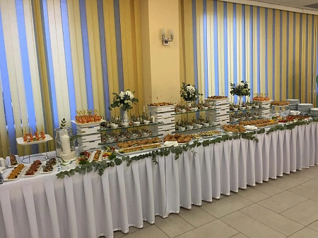 Фуршет в офисе на День строителя