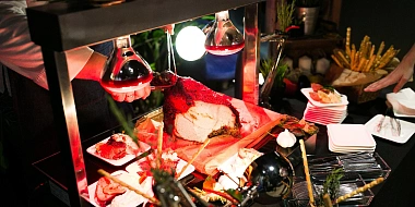 Авторская станция с запеченной целиком телячьей ножкой