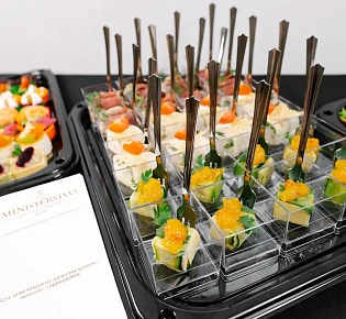 Готовый "Офисный фуршет" на 15 персон с горячими закусками и десертами