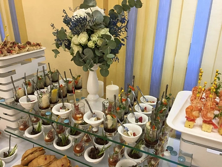 Фуршет в офисе на День строителя